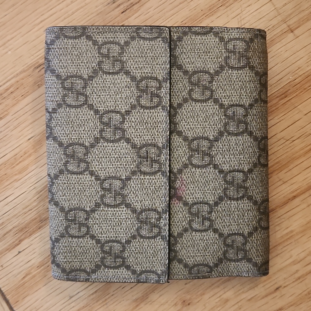 GUCCI BEIGE/EBONY COATED CANVAS GG PLUS CLASSIC FLAP FRENCH WALLET - Picture 2 of 9